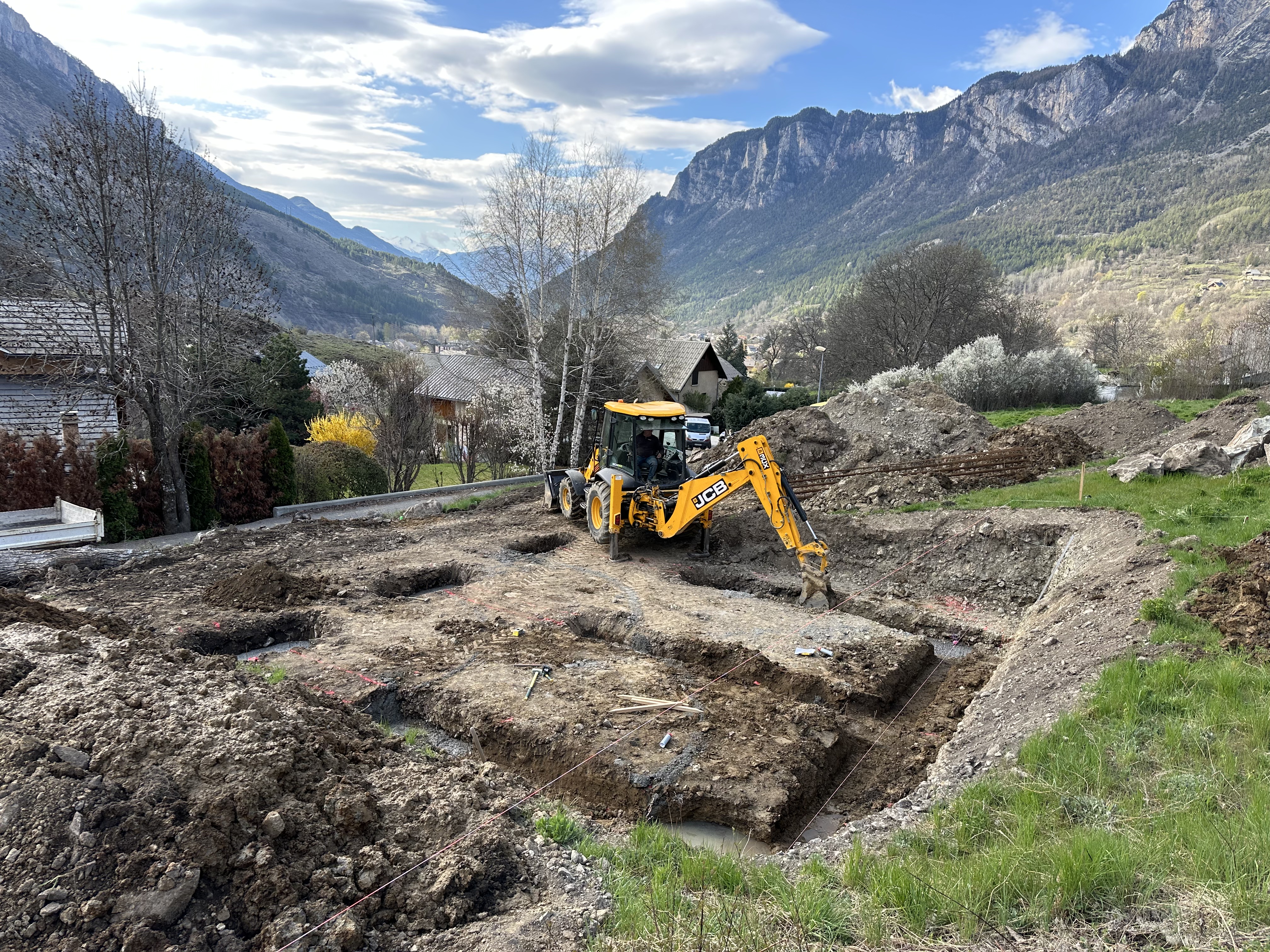 JCB terrassement fondations montagne SCB