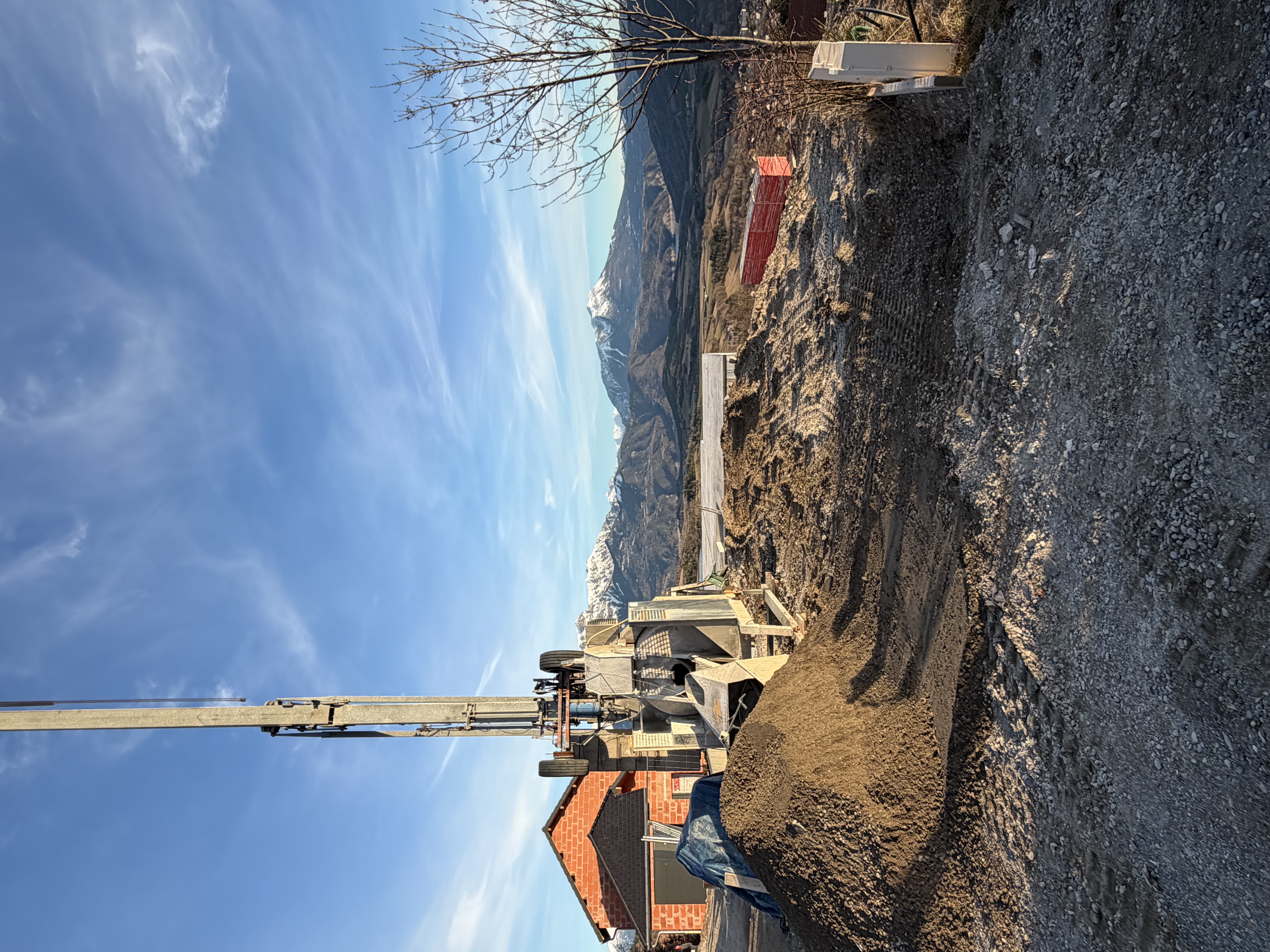 Engin de levage et malaxage de béton SCB Hautes-Alpes