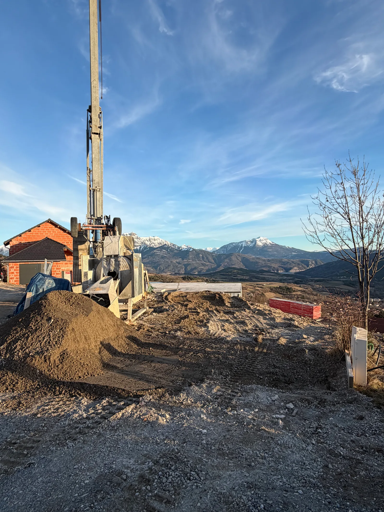 Engin de levage et malaxage de béton SCB Hautes-Alpes